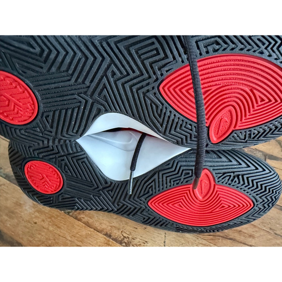 Boys Nike Kyrie Flytrap IV Red Black Sneakers 5 (Big Boy) - Picture 8 of 10
